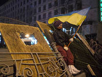 На Майдане все спокойно. Люди рассматривают снимки из Межигорья и охраняют барикады